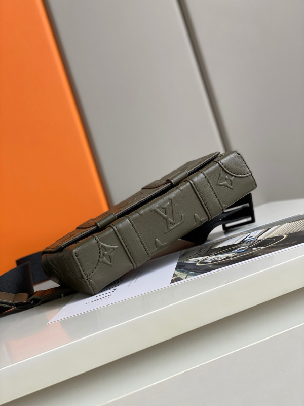 l0*is V*t0n trunk slingbag