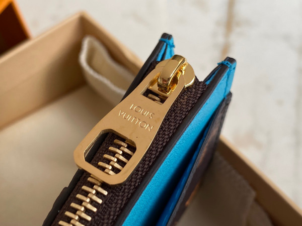 l0*is V*t0n cc holder