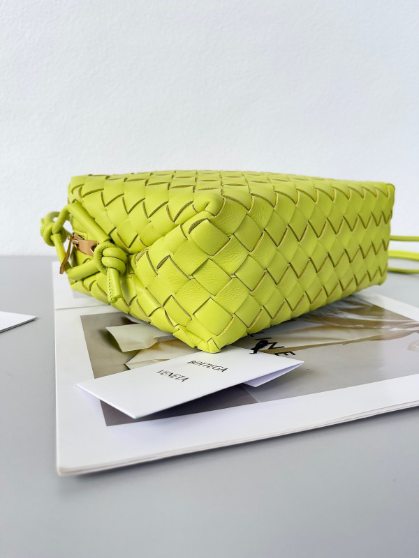 bo*te*ga Ve*ne*ta small loop camera bag