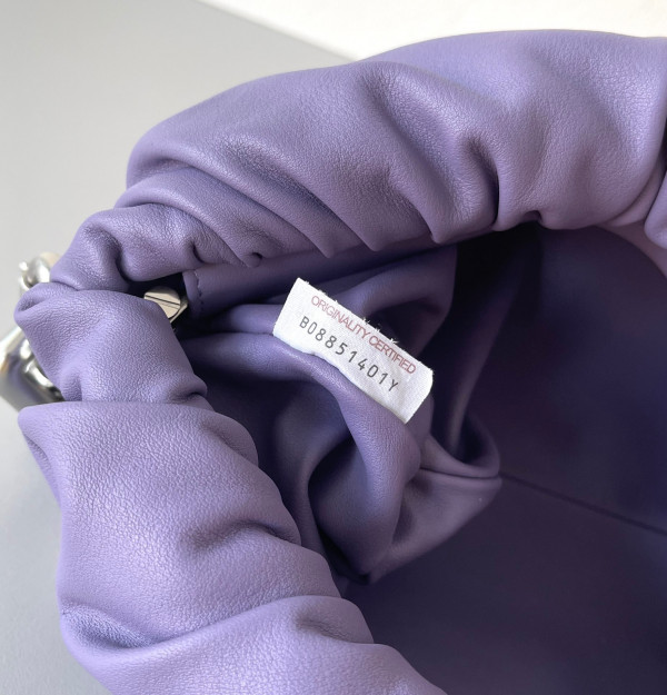 bo*te*ga Ve*ne*ta the chain pouch