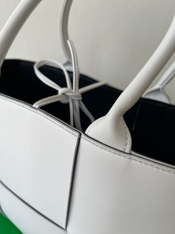 bo*te*ga Ve*ne*ta small arco tote bag