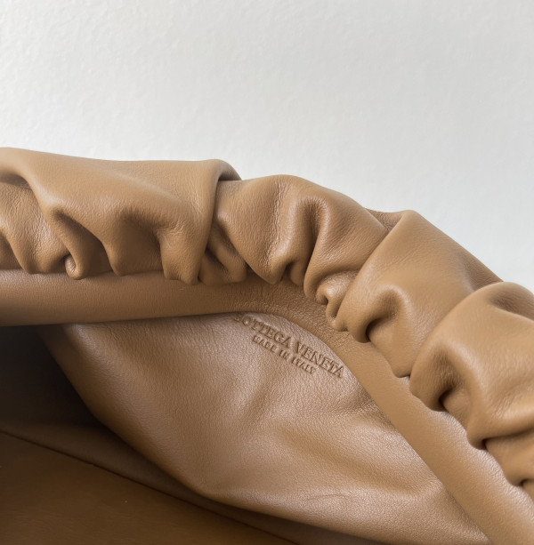 bo*te*ga Ve*ne*ta the chain pouch