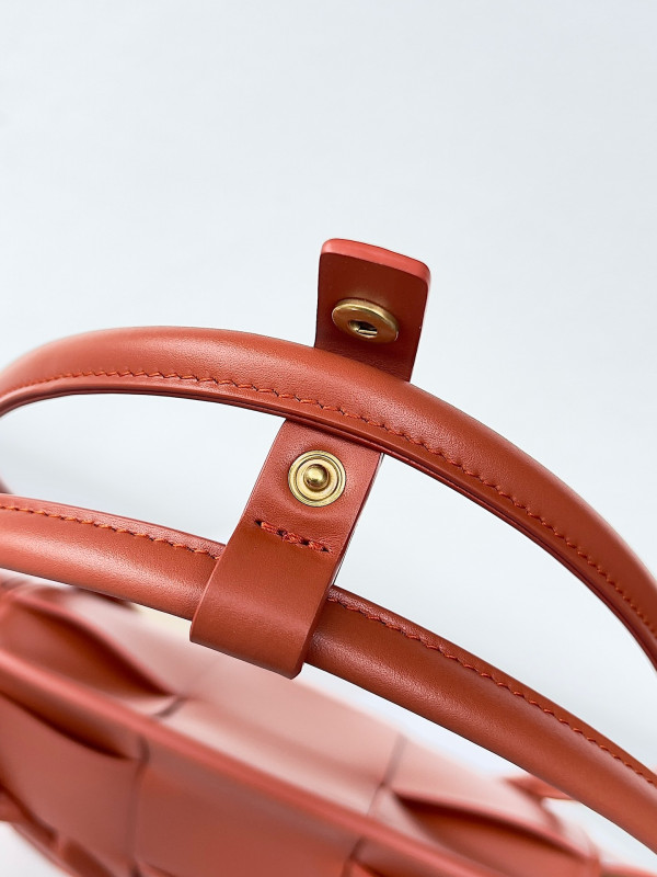 bo*te*ga Ve*ne*ta arco