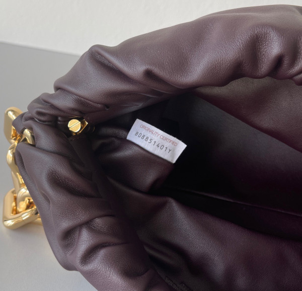 bo*te*ga Ve*ne*ta the chain pouch