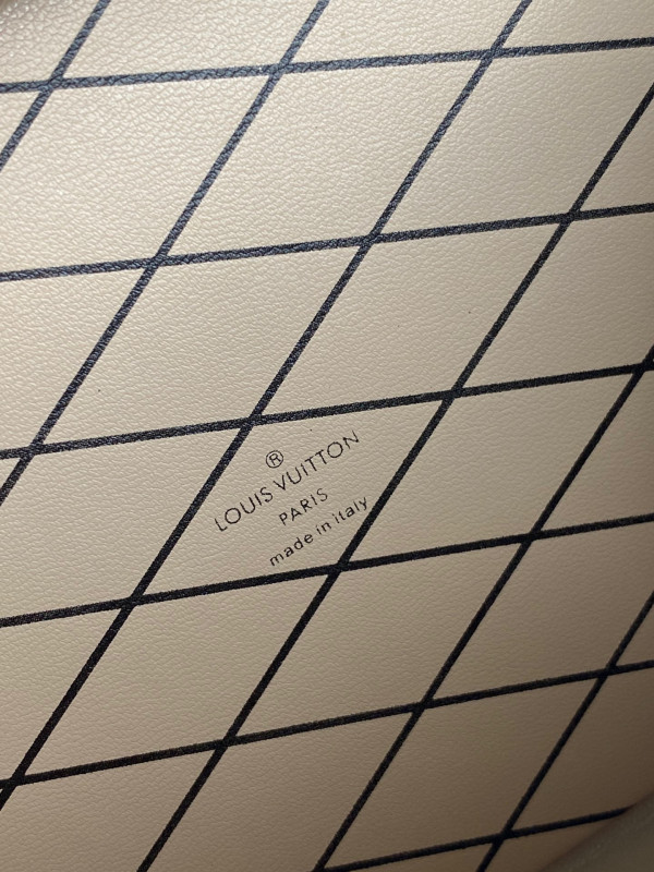 l0*is V*t0n petite malle