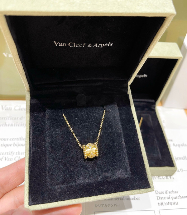 V*N CL*F & arpels necklace