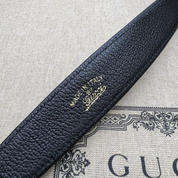 G*u*i aphrodite medium shoulder bag