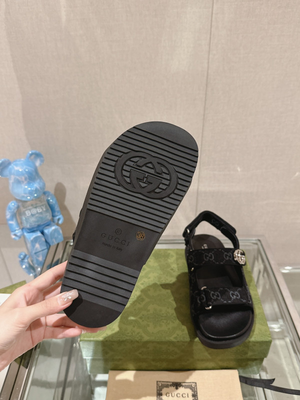 G*u*i slide sandals