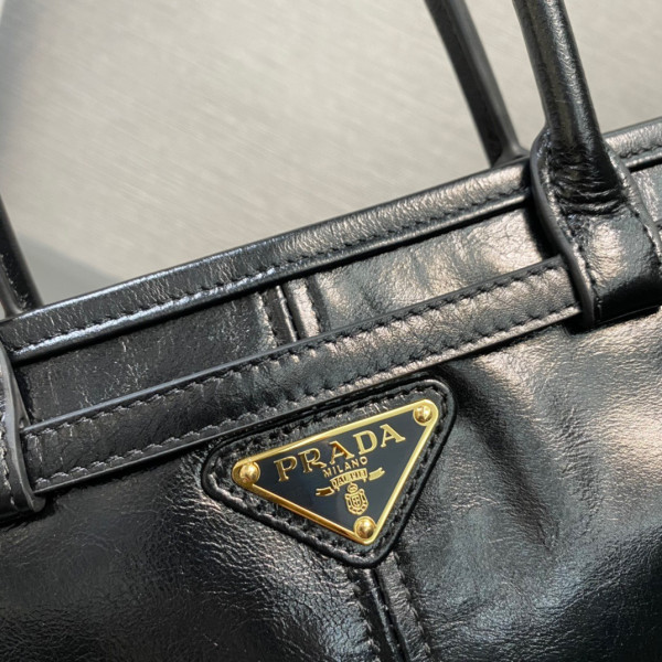 Pra*a medium leather handbag