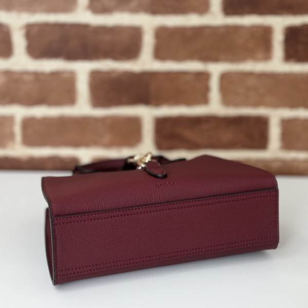 G*u*i small tote bag with hook closure