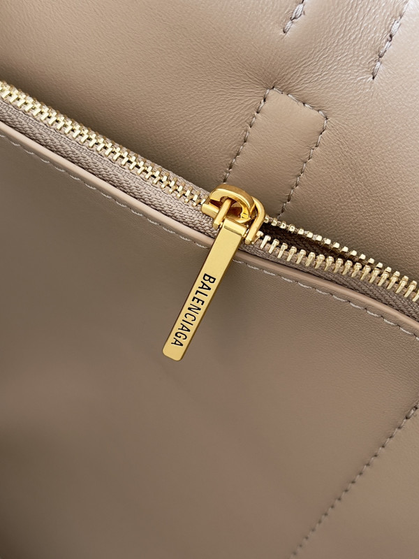 Ba*len*cia*ga bel air medium carry all bag