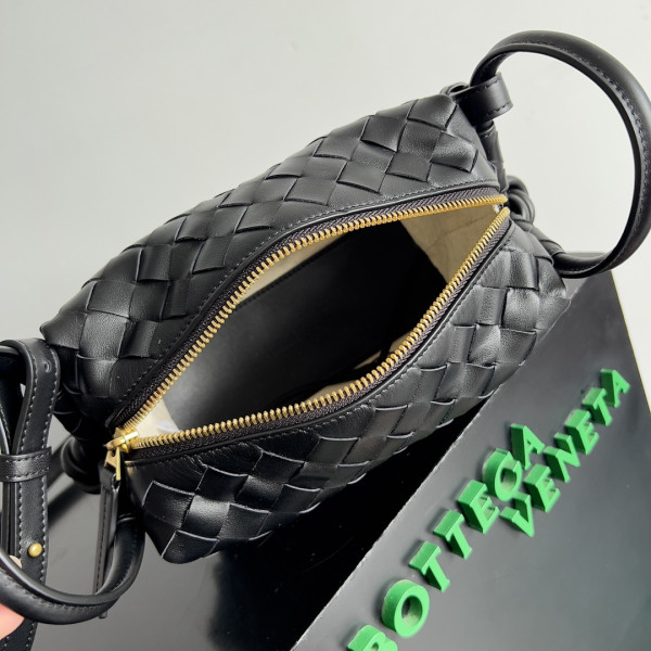 bo*te*ga Ve*ne*ta loop top handle