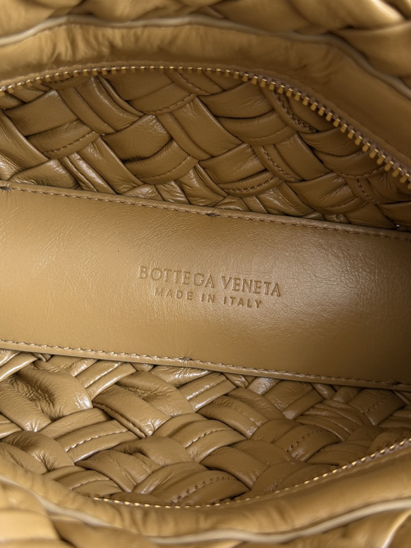 bo*te*ga Ve*ne*ta kalimero cha cha