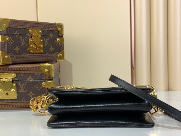 l0*is V*t0n coussin bb