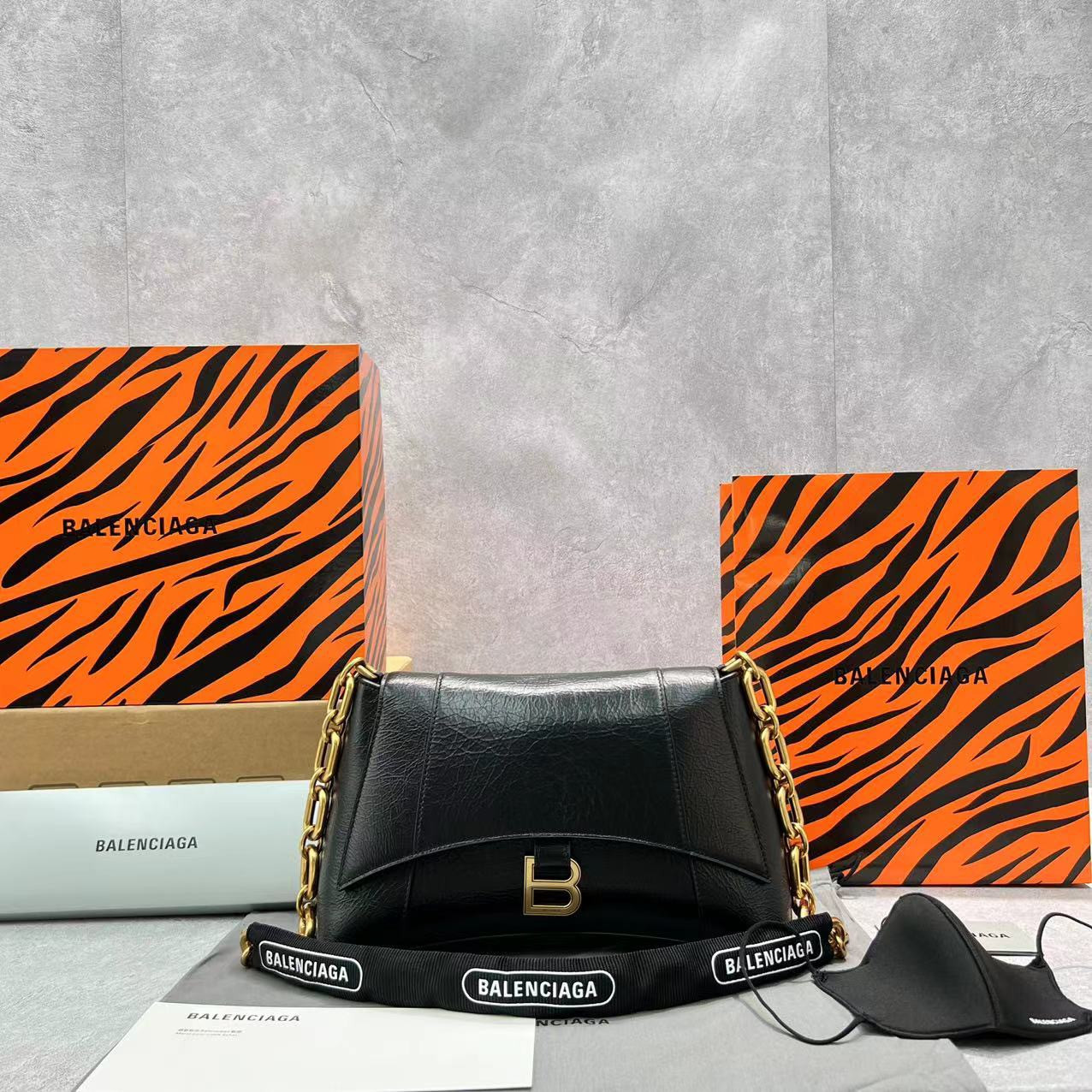 Ba*len*cia*ga downtown small shoulder bag with chain