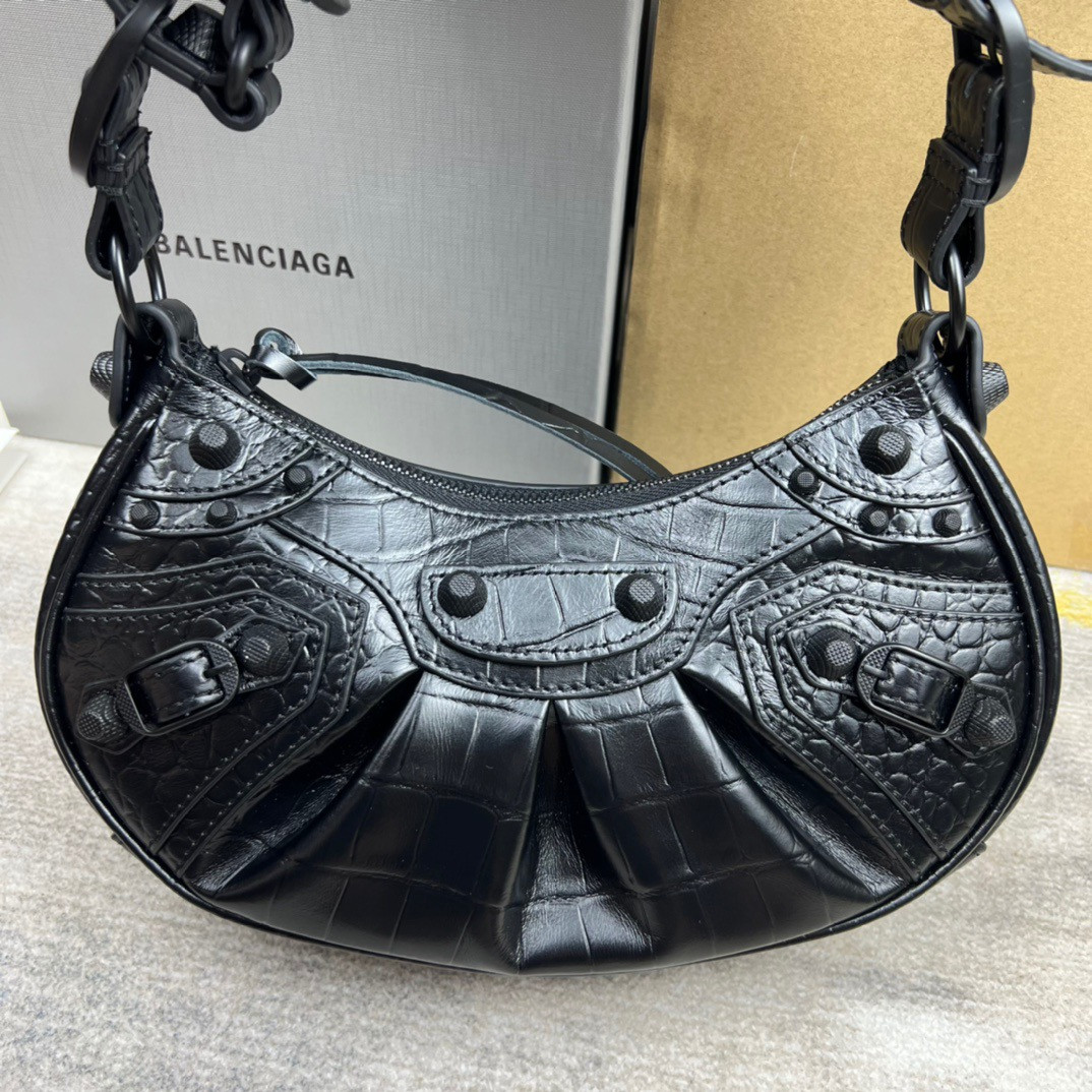 Ba*len*cia*ga women's le cagole xs shoulder bag