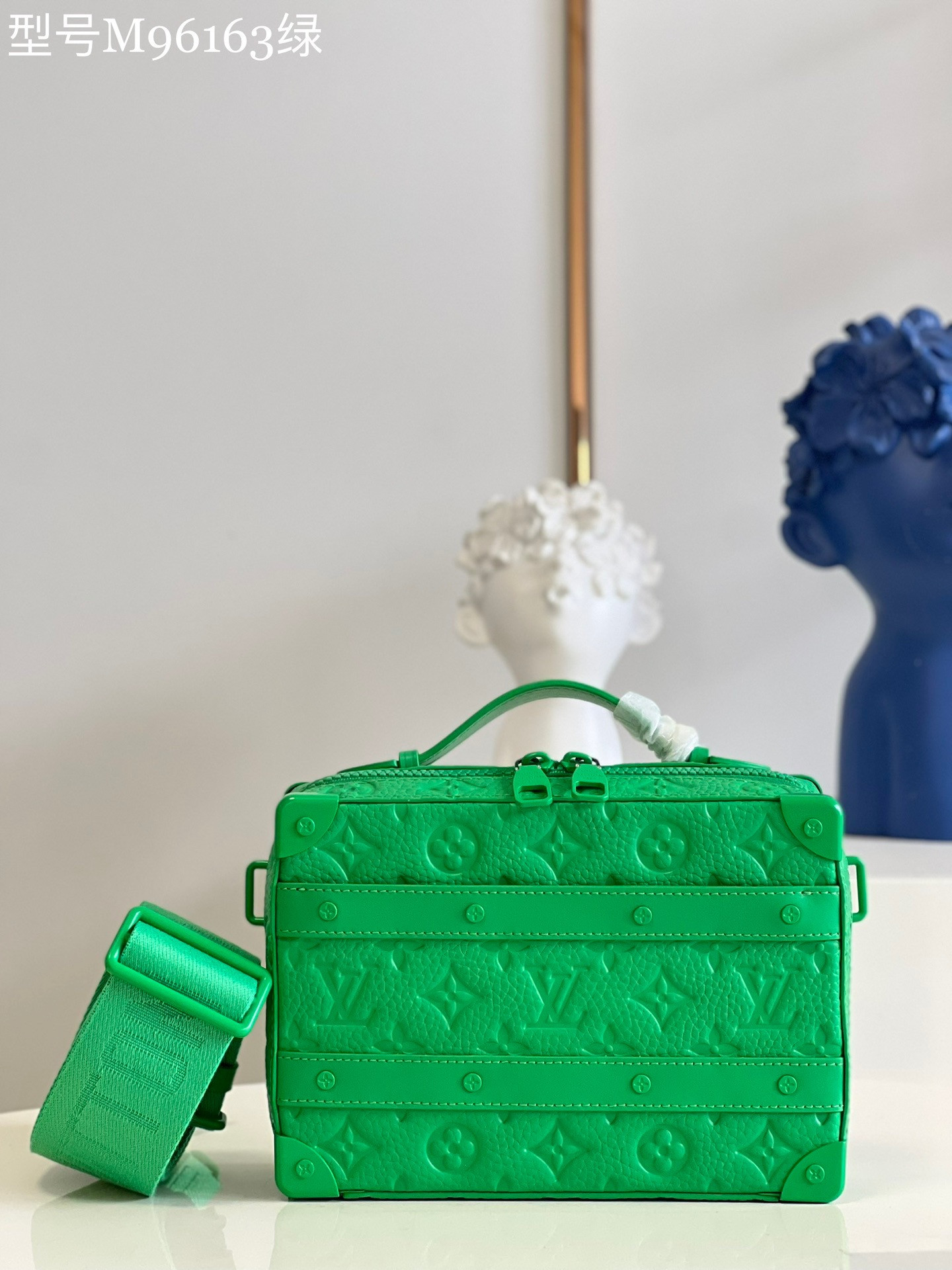 l0*is V*t0n handle soft trunk