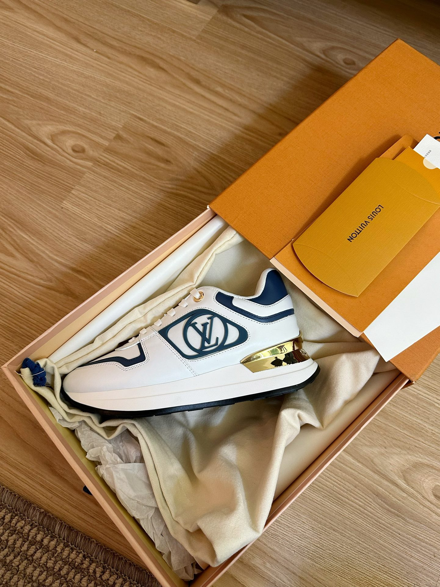 l0*is V*t0n sneakers