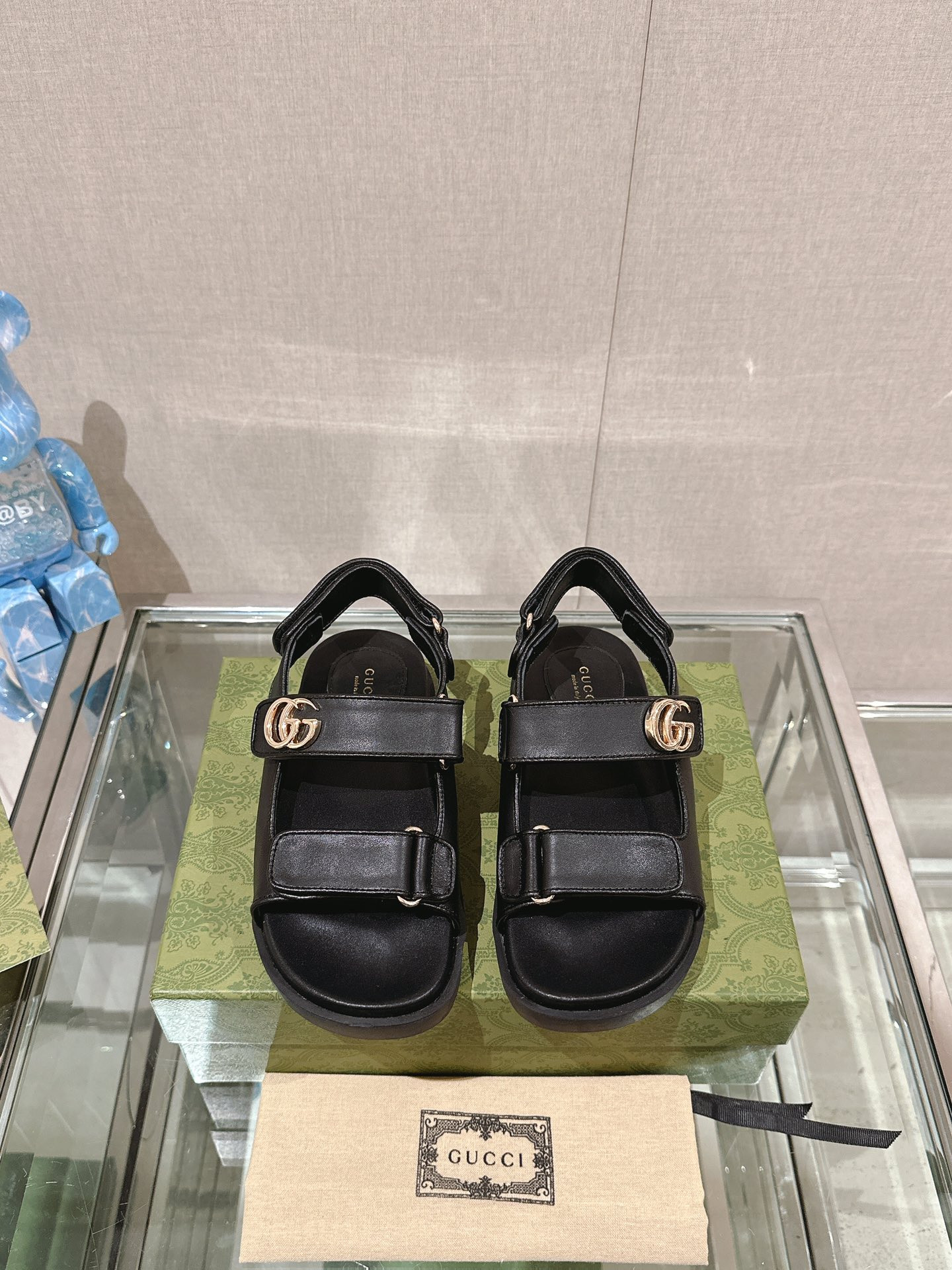 G*u*i slide sandals
